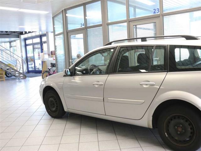 Renault Megane Grandtour  für nur 1.750,- € bei Hoffmann Automobile in Wolfsburg kaufen und sofort mitnehmen - Bild 12